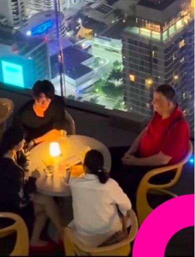 Lisa BLACKPINK Makan Malam Bersama Pria Misterius