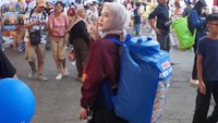 Nah, sampai tas seperti kaleng kerupuk jadul juga diangkut mantan member JKT48 itu. Foto: Instagram @melodylaksani92