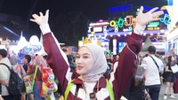 Pe-eR-Je, tulis Melody. Suaminya, Hanif Fathoni, turut berkomentar, Ibu penjual jajanan keliling. Foto: Instagram @melodylaksani92