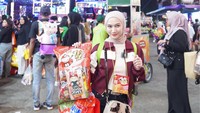 Dilihat dari akun Instagram pribadinya, Sabtu(11/7/2026), Melody masih bisa tersenyum menenteng tas-tas snack jumbo meski sudah malam. Foto: Instagram @melodylaksani92