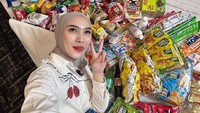 Inilah hasil belanjaan Melody Laksani di PRJ setelah dibongkar semua. PRJ haul ceunah sebagian udah aku bagi-bagi ya. Foto: Instagram @melodylaksani92