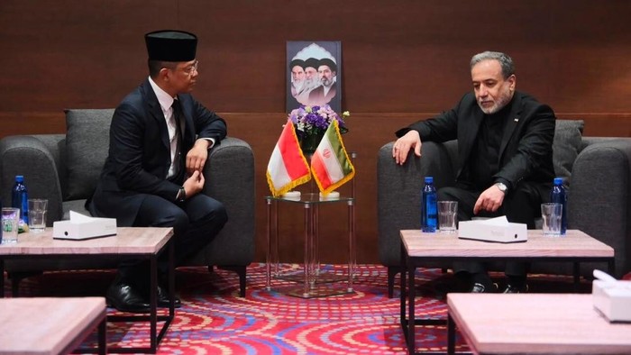 Menteri Luar Negeri Republik Indonesia (Menlu RI) Sugiono bertemu dengan Menteri Luar Negeri Iran Y.M. Seyyed Abbas Araghchi di Mashhad, Iran.