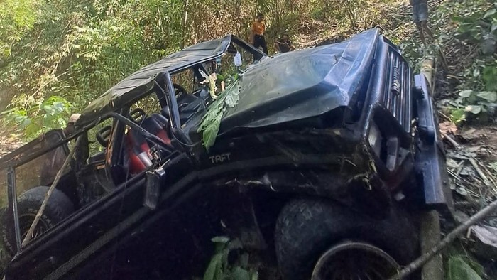Mobil bawa 3 penumpang masuk jurang di Polman.