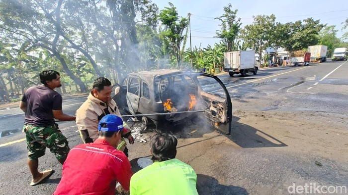 Mobil hangus terbakar di Sukomoro, Nganjuk