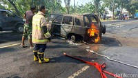 Kebakaran mobil itu terjadi dilaporkan sekitar pukul 13.30 WIB. Insiden berlangsung sesaat setelah kendaraan selesai mengisi BBM jenis Pertalite.