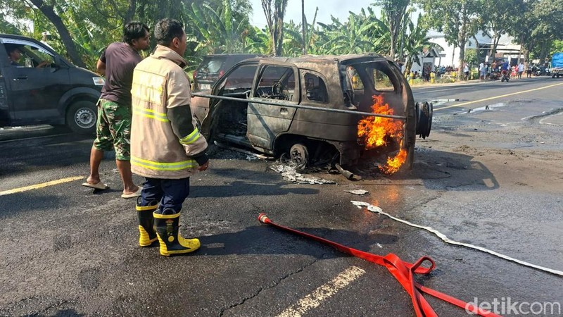 Mobil Terbakar Usai Isi BBM di SPBU Sukomoro Nganjuk
