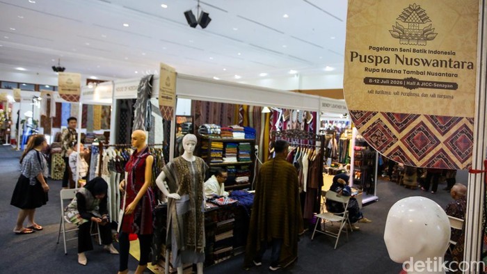Pembeli memilih batik yang dijual dalam pameran seni batik Puspa Nuswantara di Jakarta Convention Center (JICC), Jakarta, Sabtu (11/7/2026).

Pameran ini menghadirkan beragam karya batik tulis dari berbagai daerah di Indonesia.