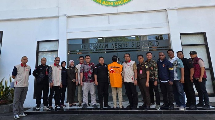 Otoritas Jasa Keuangan (OJK) secara resmi menyerahkan tersangka dan barang bukti Tahap II kepada Jaksa Penuntut Umum (JPU) di Kantor Kejaksaan Negeri Sidoarjo, Jawa Timur, terkait perkara dugaan tindak pidana perbankan yang terjadi di PT BPR Sumber A