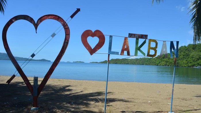 Pantai Lakban, Desa Ratatotok Timur, Kecamatan Ratatotok, Kabupaten Minahasa Tenggara dikenal sebagai salah satu destinasi wisata pantai sangat instagramable di Sulawesi Utara.