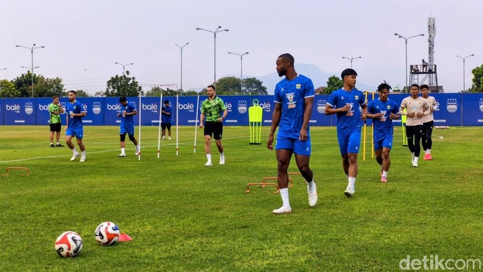 Para pemain Persib saat sedang latihan.