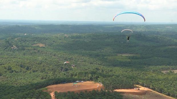Paralayang di Bukit Sultan, Paser, Kaltim. (dok Prokompim Paser) Paralayang di Bukit Sultan, Paser, Kaltim. (dok Prokompim Paser)