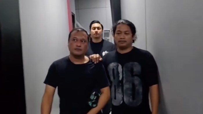Pelaku perusakan mobil MINI Cooper (kiri) usai ditangkap polisi, Kamis (9/7/2026).