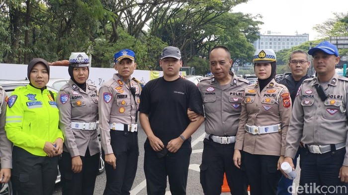 Pelaku tabrak lari (kaos hitam) ditangkap.