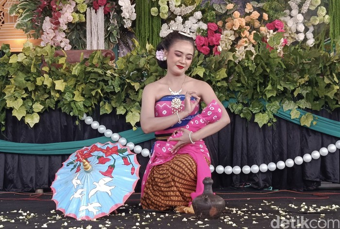 Penari Bondan Kendi tampil di Pendopo Agung Tanjung Bokor Desa Ngliman, Kecamatan Sawahan, Kabupaten Nganjuk
