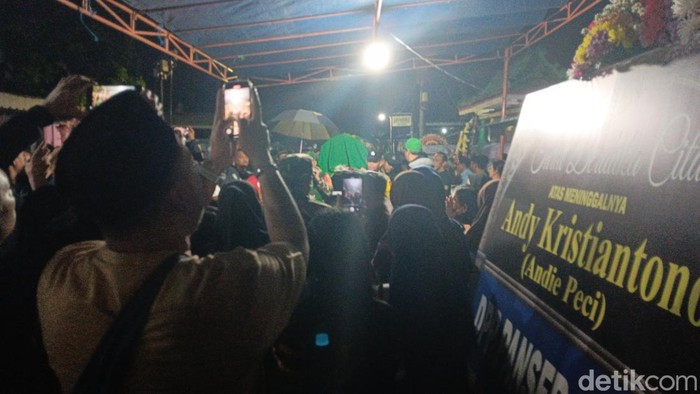 Jenazah pentolan Bonek Andie Peci dimakamkan di Madiun