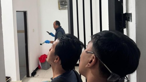 Petugas melakukan olah TKP kasus kematian WN Australia di ruang detensi Kantor Imigrasi Kelas I Khusus TPI Ngurah Rai, Jumat (10/7/2026). (Dok. Imigrasi Ngurah Rai)