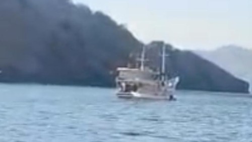 Pinisi Gajah Putih kandas seusai menabrak karang di perairan Pulau Padar, TN Komodo, Labuan Bajo, Manggarai Barat, NTT, Sabtu (11/7/2026). (Istimewa)