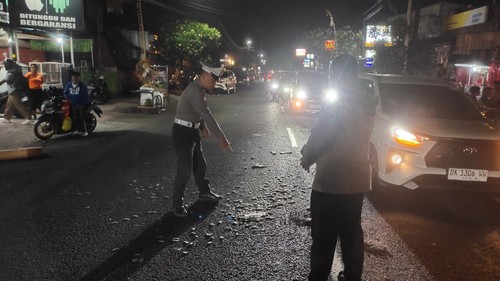 Polisi melakukan olah TKP kecelakaan di jalur Singaraja-Seririt, tepatnya di Jalan Sudirman, Seririt, Buleleng, Bali, Jumat (10/7/2026) malam. (Foto: Dok. Polres Buleleng)