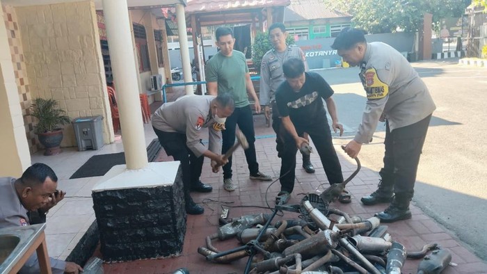 Polisi memusnahkan 50 knalpot hasil razia balap liar dan geng motor di Makassar.