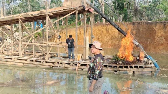 Polisi menertibkan tambang emas ilegal dan memusnahkan alat rakit di dua desa di Kuantan Hilir, Kuantan Singingi, pada Sabtu (11/7/2026).