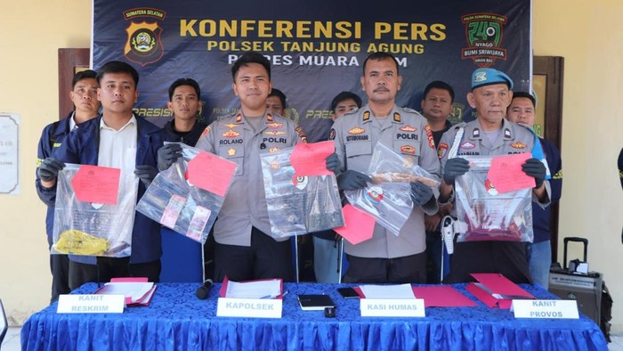 Polisi menunjukkan barang bukti dari perampok di jalinsum, Muara Enim