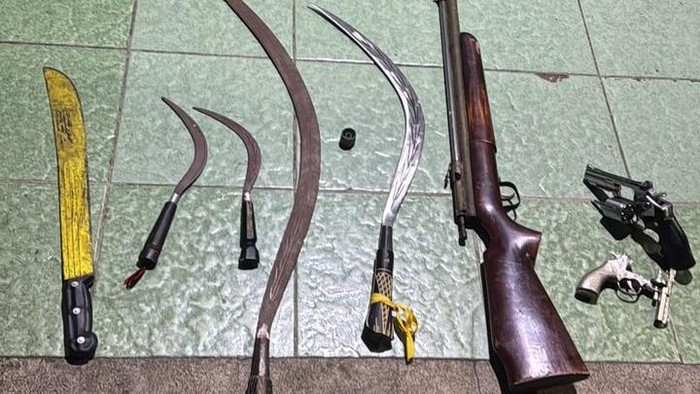 Polisi menyita airsoft gun model revolver dan sajam dari pelaku tawuran di Cimanggis, Depok, Sabtu (11/7/2026).