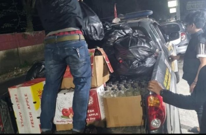 Polisi menyita ribuan botol miras ilegal saat razia di Ciseeng, Bogor.