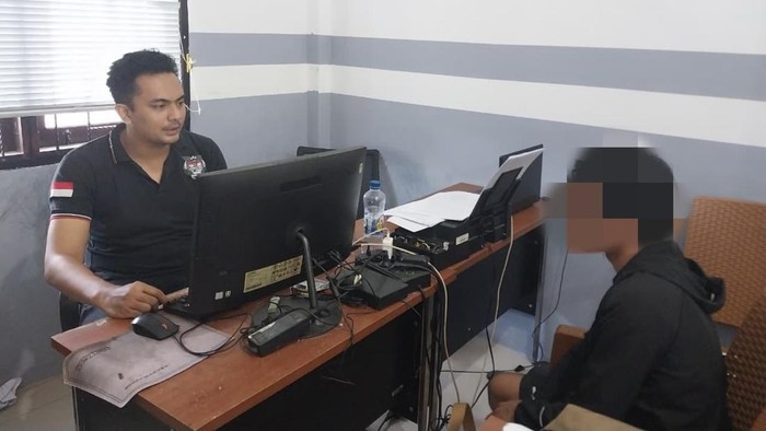 Pria inisial RU alias Amin (22) diperiksa penyidik PPA Satreskrim Polresta Mataram, Sabtu (11/7/2026). Amin diperiksa seusai ditangkap lantaran menganiaya pacarnya. (Foto: Dok Polresta Mataram)
