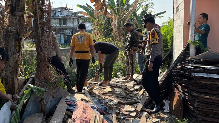 Proses evakuasi jasad bayi di Desa Kwarasan, Kecamatan Grogol, Kabupaten Sukoharjo, Sabtu (11/7/2026).