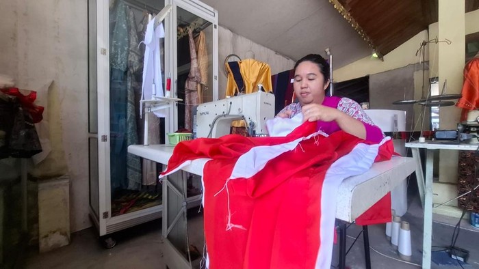 Proses pembuatan 1.000 Bendera Merah Putih untuk dikibarkan di perbatasan RI-Malaysia