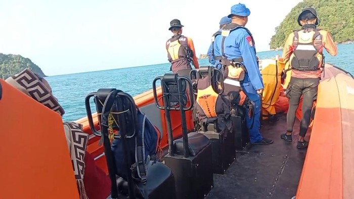 Proses pencarian korban loncat dari KMP Batumandi