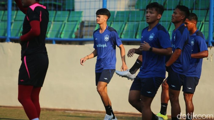 PSIS Semarang saat menggelar latihan perdana di Stadion Citarum Semarang, Jumat (10/7/2026).