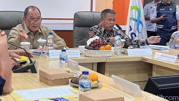 Rapat dengar pendapat di kantor ASDP Ketapang yang dihadiri oleh kepala dinas perhubungan Jatim Nyono.
