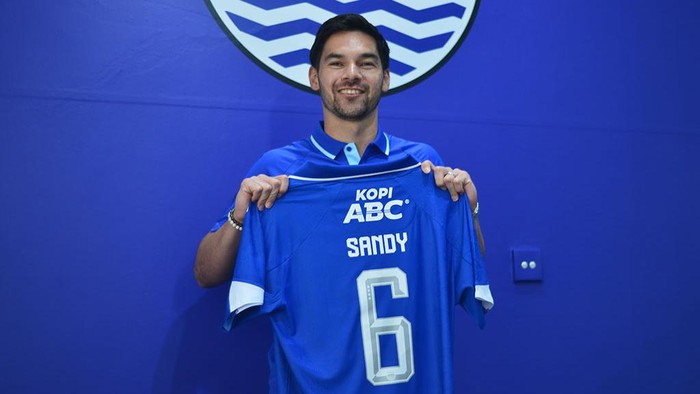 Sandy Walsh pakia nomor punggung 6 di Persib.