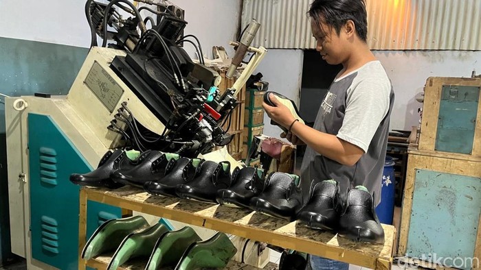 Sepatu kulit made in Mojokerto digandrungi Gen Z