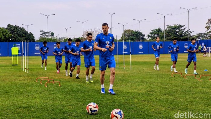 Sesi latihan perdana Persib di era Igor Tolic. Tiga pemain anyar Persib Luka Menalo, Gabriel Mutombo dan Balsa Sekulic telah bergabung