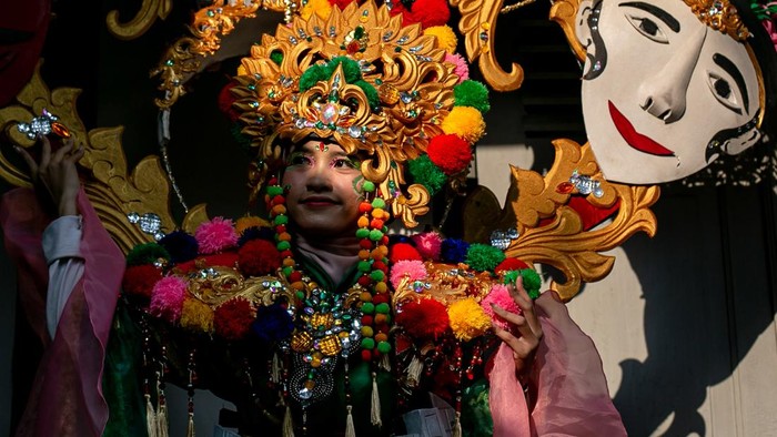 Peserta berpose dengan kostum kreasi batik pada acara Solo Batik Carnival (SBC) di Solo, Jawa Tengah, Sabtu (11/7/2026). SBC ke-17 yang mengangkat tema P17oelas tersebut bertujuan untuk melestarikan batik sebagai warisan budaya Indonesia sekaligus menjadi ruang bertemu para pelaku usaha kreatif batik dengan harapan dapat menarik wisatawan di Kota Solo. ANTARA FOTO/Mohammad Ayudha/bar