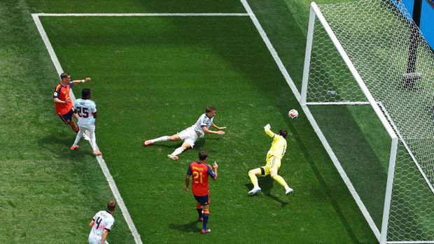 Soccer Football - FIFA World Cup 2026 - Quarter Final - Spain v Belgium - Los Angeles Stadium, Inglewood, California, U.S. - July 10, 2026 Spain's Fabian Ruiz scores their first goal past Belgium's Thibaut Courtois REUTERS/Carlos Barria