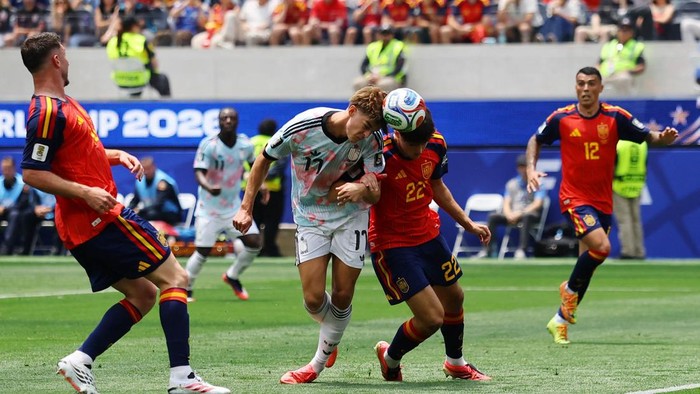 Soccer Football - FIFA World Cup 2026 - Quarter Final - Spain v Belgium - Los Angeles Stadium, Inglewood, California, U.S. - July 10, 2026 Belgiums Charles De Ketelaere scores their first goal REUTERS/Daniel Cole