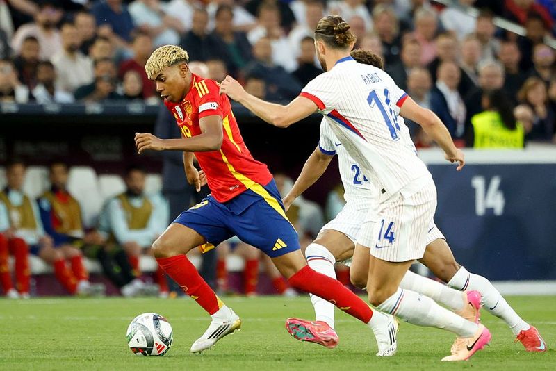 Spanyol vs Prancis STUTTGART, GERMANY - JUNE 5: Lamine Yamal of Spain during the UEFA Nations League 2025 semifinal football match between Spain and France at Stuttgart Arena on June 5, 2025 in Stuttgart, Germany. (Photo by Jean Catuffe/Getty Images)
