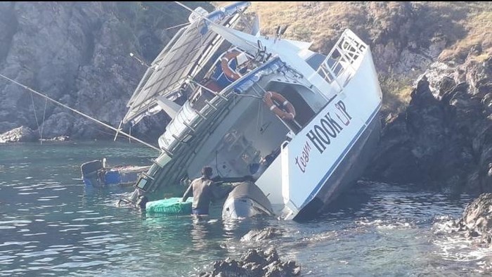 Speedboat Hook Up menabrak karang di perairan Pulau Bidadari, Labuan Bajo, Manggarai Barat, NTT, Sabtu (11/7/2026). (Istimewa)