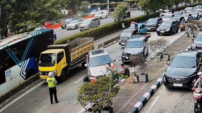 Tabrakan melibatkan dua mobil minibus di Jalan Letjen S Parman, Slipi, Jakarta Barat, Sabtu (11/7/2026).
