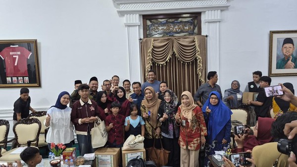 Sumber: https://awsimages.detik.net.id/community/media/visual/2026/07/11/tak-punya-status-wn-6-anak-pmi-dijemput-pemkab-gresik-agar-bisa-sekolah-1783730821623_169.jpeg?w=600&q=90