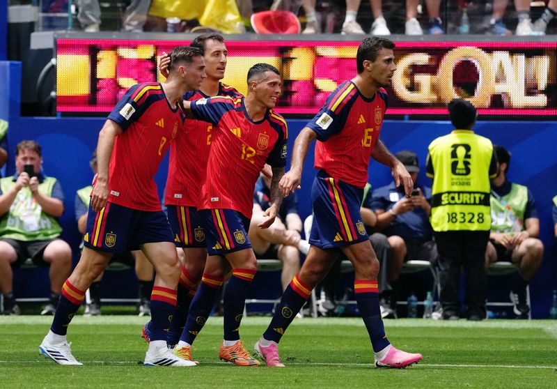 Timnas Spanyol Soccer Football - FIFA World Cup 2026 - Quarter Final - Spain v Belgium - Los Angeles Stadium, Inglewood, California, U.S. - July 10, 2026 Spain's Fabian Ruiz celebrates scoring their first goal with Pedro Porro, Mikel Oyarzabal and Rodri IMAGN IMAGES via Reuters/Kirby Lee