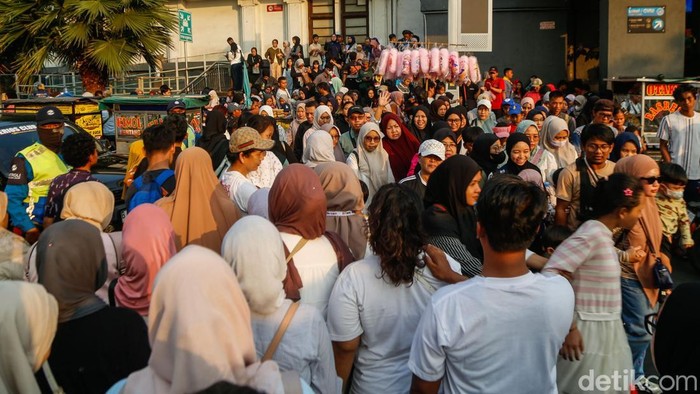 Antusiasme masyarakat mengunjungi Kawasan Kota Tua, Jakarta, masih tinggi menjelang berakhirnya masa libur sekolah, Sabtu (11/7/2026). Di balik ramainya wisatawan, aktivitas pedagang kaki lima (PKL) yang memenuhi trotoar turut mewarnai suasana kawasan wisata tersebut.