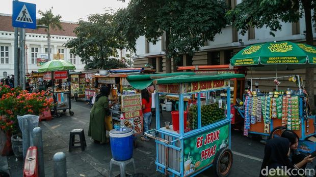 Trotoar Kota Tua Dipenuhi PKL, Akses Pejalan Kaki Menyempit di Akhir Libur Sekolah Antusiasme masyarakat mengunjungi Kawasan Kota Tua, Jakarta, masih tinggi menjelang berakhirnya masa libur sekolah, Sabtu (11/7/2026). Di balik ramainya wisatawan, aktivitas pedagang kaki lima (PKL) yang memenuhi trotoar turut mewarnai suasana kawasan wisata tersebut.
