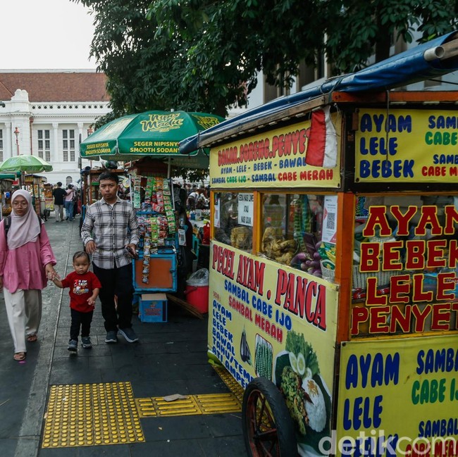 Trotoar Kota Tua Dipenuhi PKL, Akses Pejalan Kaki Menyempit di Akhir Libur Sekolah