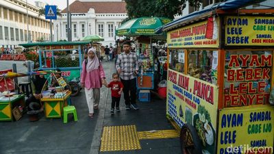Trotoar Kota Tua Dipenuhi PKL, Akses Pejalan Kaki Menyempit di Akhir Libur Sekolah