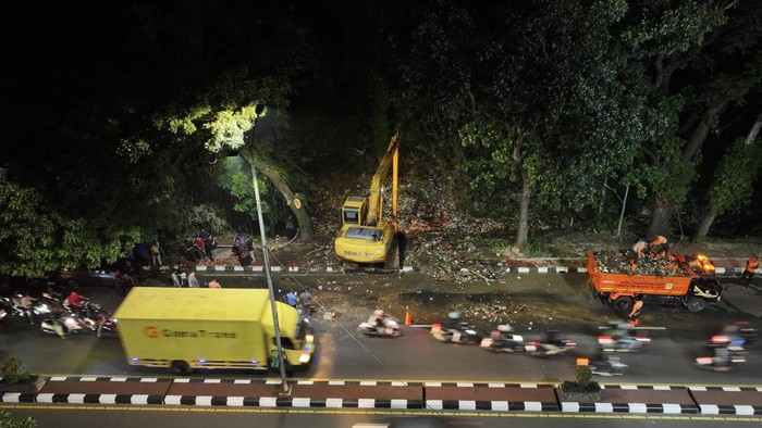 Tumpukan sampah sumbat aliran Kali Baru di Bogor.