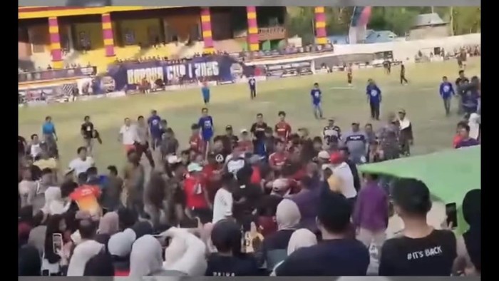 Turnamen sepakbola di Enrekang ricuh hingga penonton kejar wasit.